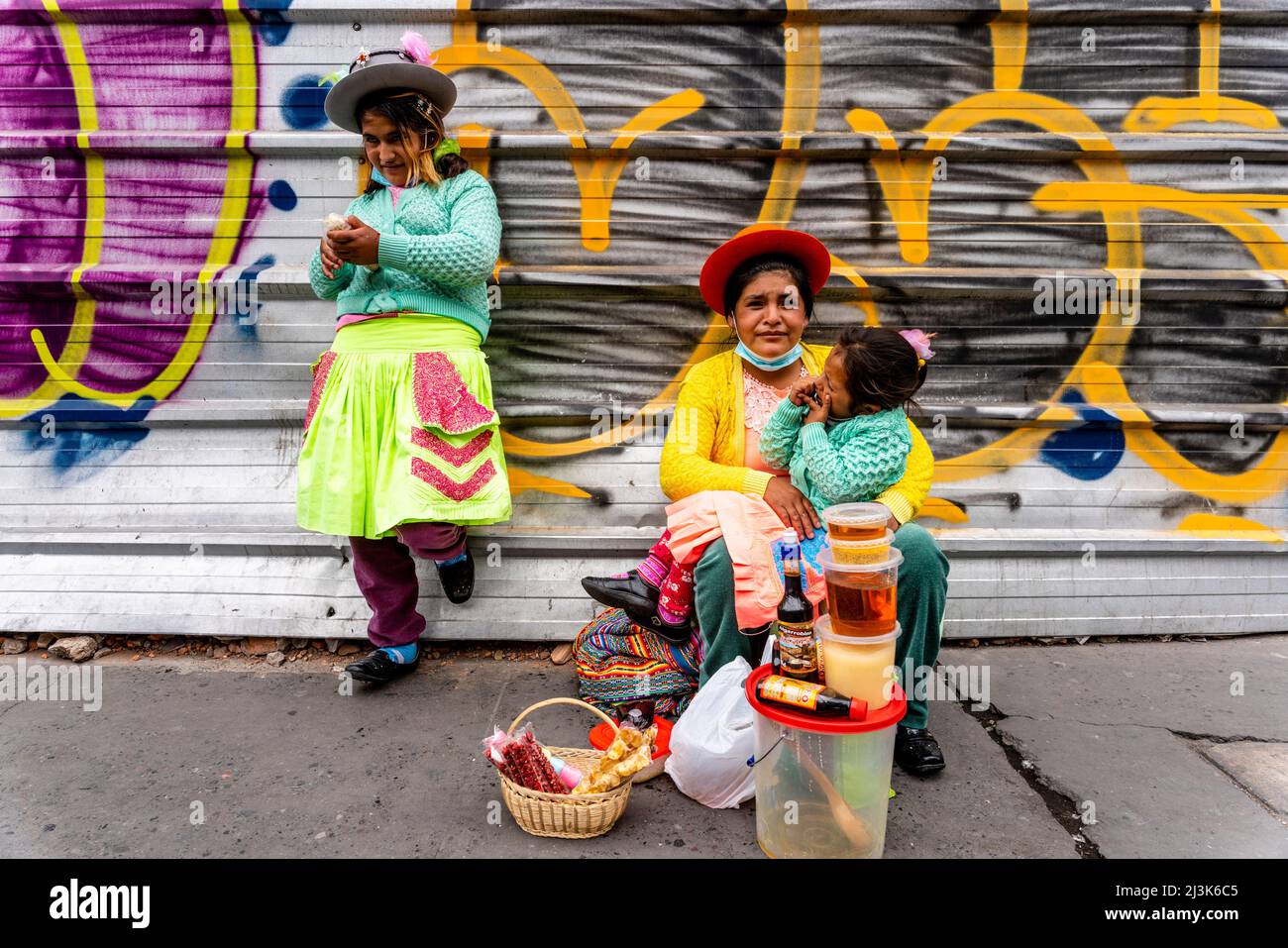 Eine lokale Familie, die Honig und Snacks auf den Straßen von Arequipa, Region Arequipa, Peru verkauft. Stockfoto