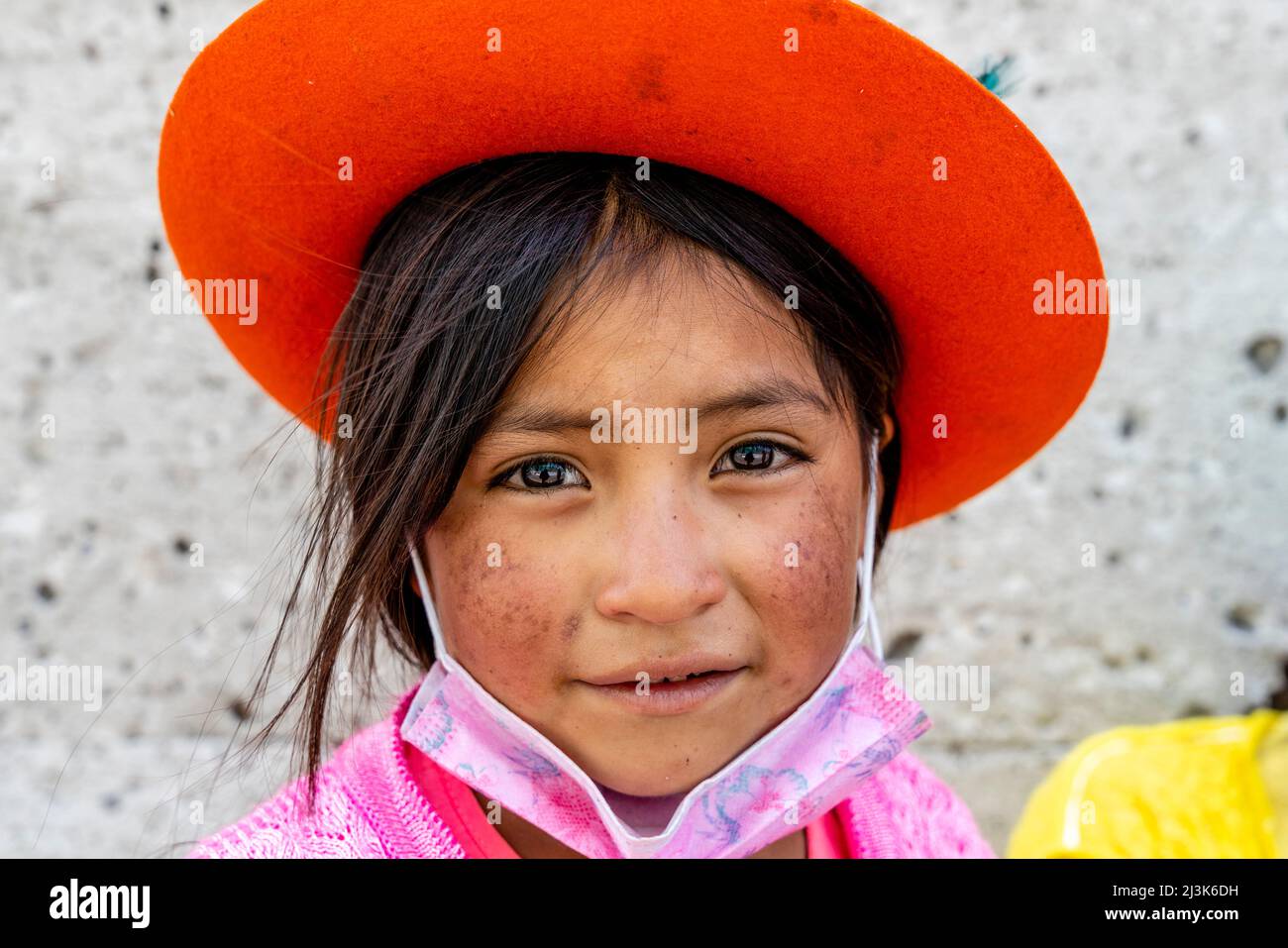 Ein Porträt Eines Kindes auf der Straße (Teil Einer Familiengruppe, die Snacks und Honig verkauft), Arequipa, Region Arequipa, Peru. Stockfoto