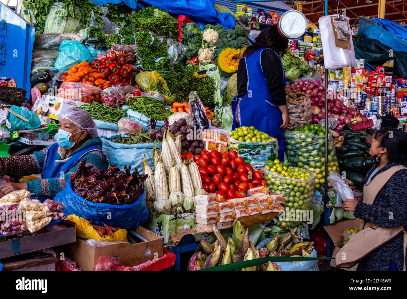 Frisches Gemüse Zum Verkauf Auf Dem Markt Von San Camilo, Arequipa, Region Arequipa, Peru. Stockfoto