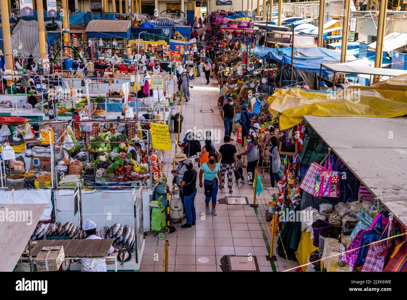 Geschäfte/Stände Auf Dem San Camilo Markt, Arequipa, Region Arequipa, Peru. Stockfoto