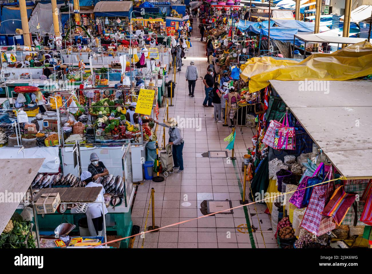 Geschäfte/Stände Auf Dem San Camilo Markt, Arequipa, Region Arequipa, Peru. Stockfoto