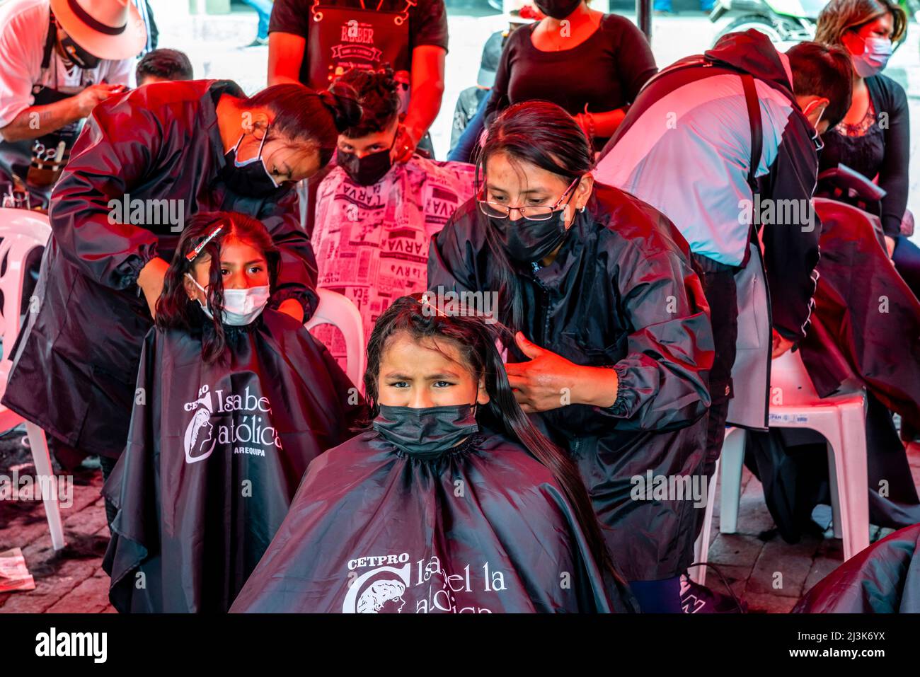 Junge Peruaner, die in Arequipa, Peru, ihre Haare abgeschnitten haben, als Reaktion auf eine Anfrage der sozialen Medien nach Haaren, um Öl aus der Ölpest in Callao aufzunehmen. Stockfoto