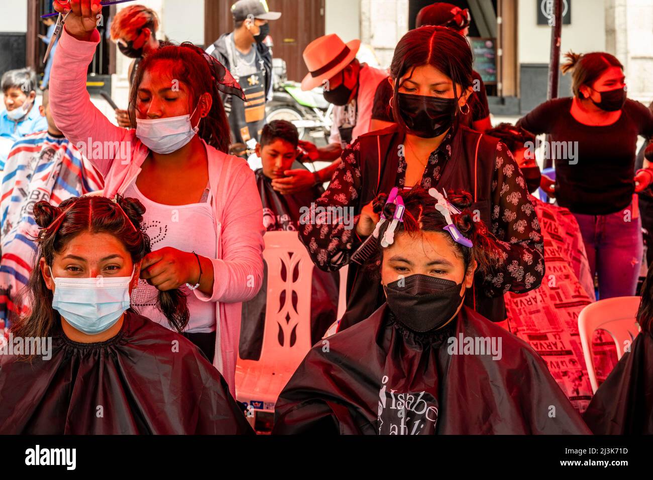 Junge Peruaner, die in Arequipa, Peru, ihre Haare abgeschnitten haben, als Reaktion auf eine Anfrage der sozialen Medien nach Haaren, um Öl aus der Ölpest in Callao aufzunehmen. Stockfoto