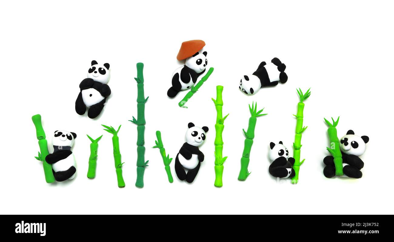 Plastilin Pandas und Bambus Set. Isoliert auf Weiß. Clipart, Rohlinge für Collage. Stockfoto