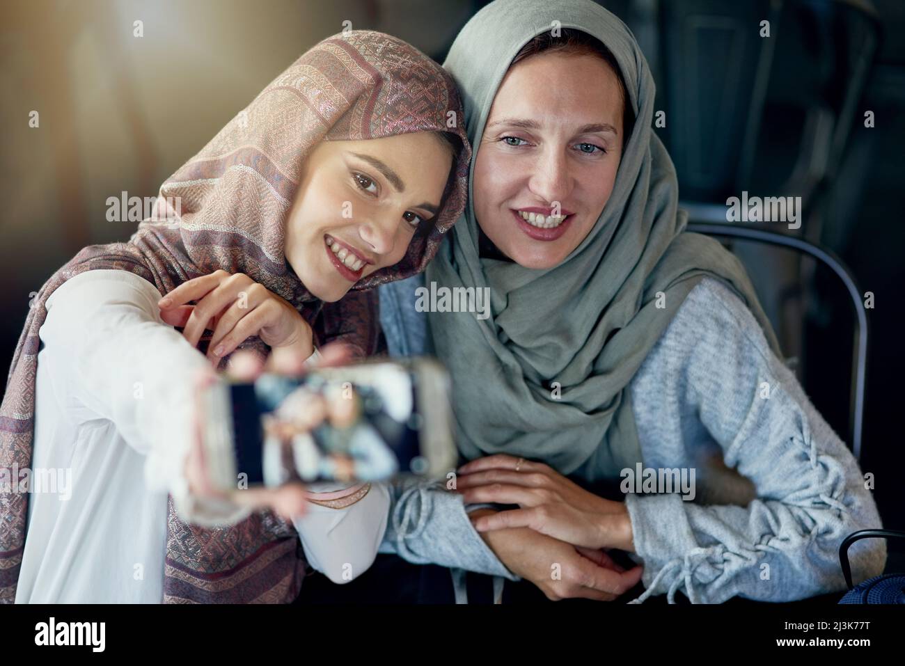 Es ist kein Nachholbedarf, bis Sie ein Selfie machen. Aufnahme von zwei Frauen, die Selfies mit einem Mobiltelefon in einem Café machen. Stockfoto