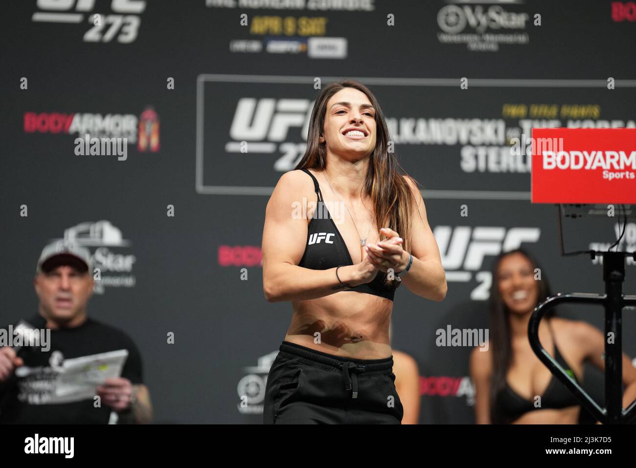 Florida, USA. 08. April 2022. JACKSONVILLE, FL - 8. April: Mackenzie dern tritt für die Fans in der Vystar Memorial Arena für UFC 273 auf die Waage - Volkanovski gegen den Koreaner - Feierliche Einwagungen am 8. April 2022 in Jacksonville, Florida, USA. (Foto von Louis Grasse/PxImages) Credit: Px Images/Alamy Live News Stockfoto