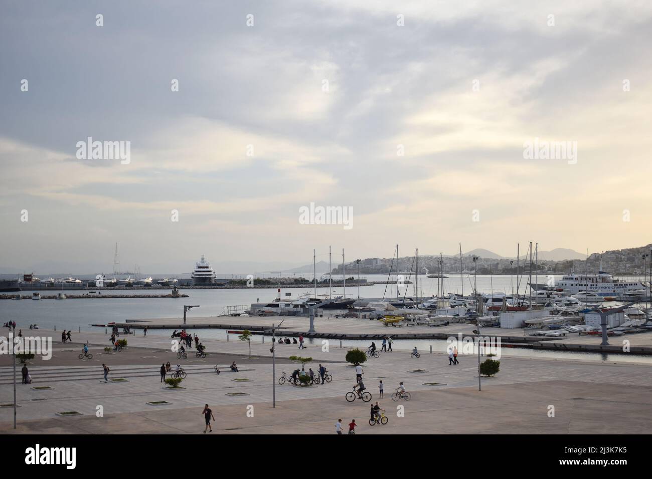 Blick auf Marina Flisvos im Palaio Faliro, Athen (hinter dem Kulturzentrum der Stavros Niarchos Foundation). Marina mit Booten und Menschen Stockfoto