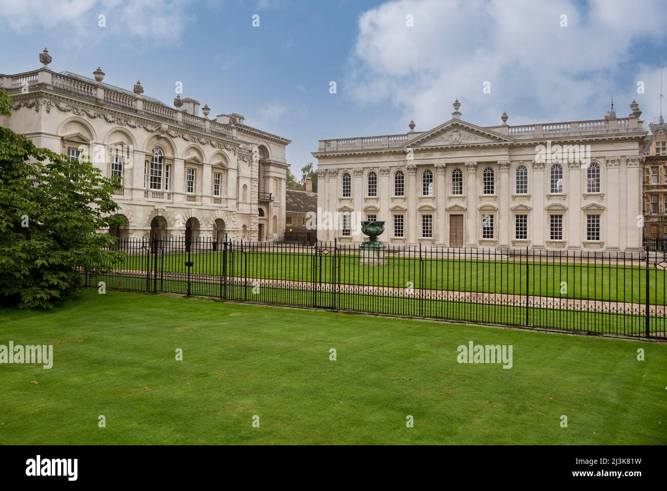 Großbritannien, England, Cambridge. Das Senatshaus (rechts), Treffpunkt des Leitungsgremiums der Universität. „The Old Schools“ auf der linken Seite. Stockfoto
