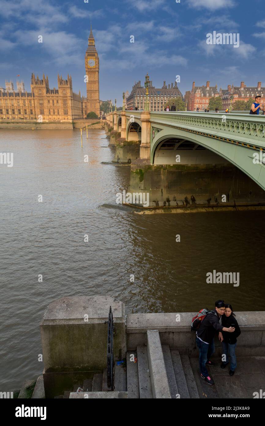 Großbritannien, England, London.  Asian paar unter einem Selfie, Big Ben im Hintergrund. Stockfoto