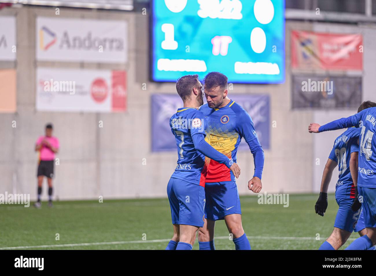 ANDORRA LA VELLA, ANDORRA : 2022. APRIL 8 : SPIELER IN AKTION IM SPIEL VON PRIMERA RFEF FC ANDORRA 2 - 1 REAL MADRID B Stockfoto