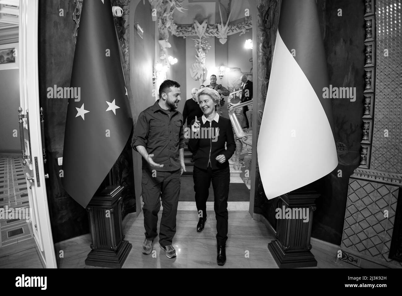 Die Präsidentin der Europäischen Kommission Ursula von der Leyen und die hohe Vertreterin der EU für Außen- und Sicherheitspolitik Josep Borrell trafen sich mit dem ukrainischen Präsidenten Wolodymyr Zelensky in Kiew, Ukraine. Präsident Zelensky dankte der Europäischen Union für die politische, finanzielle und militärische Unterstützung der Ukraine und forderte die EU auf, die russische Föderation weiterhin zu sanktionieren, bis sie ihre aggressiven Absichten aufgibt. Stockfoto