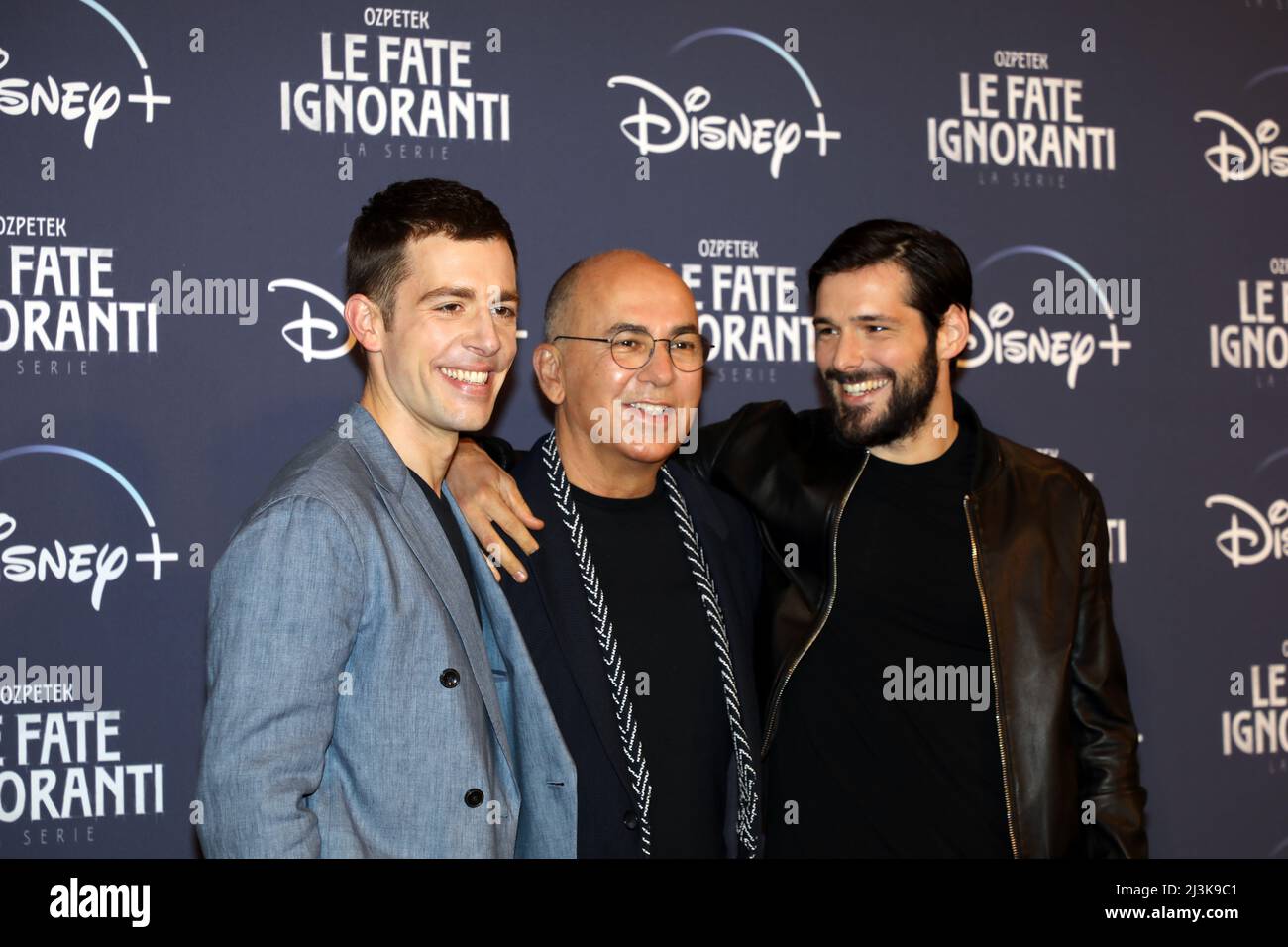 ROM, ITALIEN - 08. APRIL: (L-R) Edoardo Purgatori, Regisseur Ferzan Özpetek und Filippo Scichitano besuchen am 08. April 2022 in Rom, Italien, die Fotoserie „Le Fate Ignoranti“ im St. Regis Grandhotel. Stockfoto