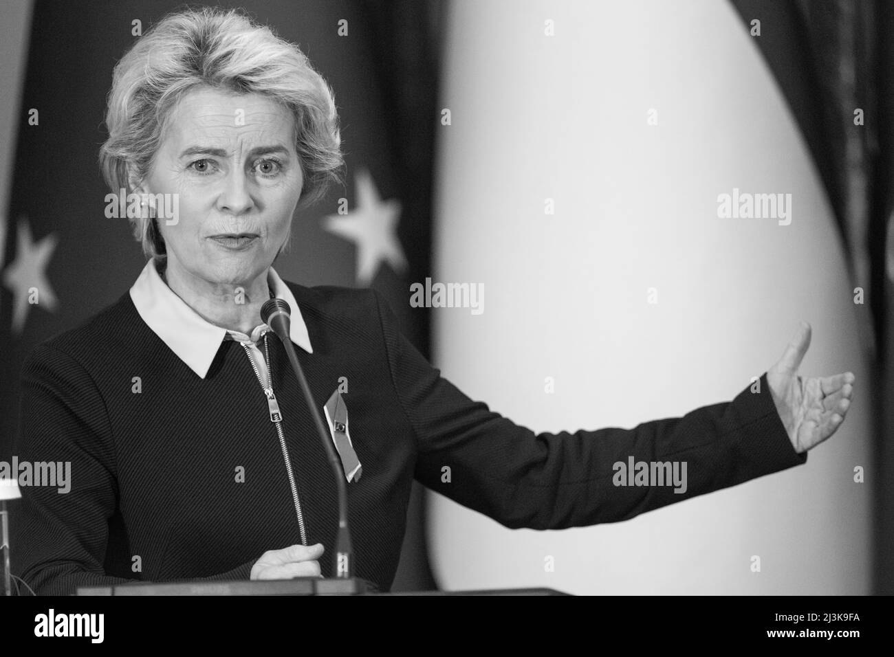 Ursula von der Leyen, Präsidentin der Europäischen Kommission. Die Präsidentin der Europäischen Kommission Ursula von der Leyen und die hohe Vertreterin der EU für Außen- und Sicherheitspolitik Josep Borrell trafen sich mit dem ukrainischen Präsidenten Wolodymyr Zelensky in Kiew, Ukraine. Ursula von der Leyen, Präsidentin der Europäischen Kommission. Präsident Zelensky dankte der Europäischen Union für die politische, finanzielle und militärische Unterstützung der Ukraine und forderte die EU auf, die russische Föderation weiterhin zu sanktionieren, bis sie ihre aggressiven Absichten aufgibt. Stockfoto