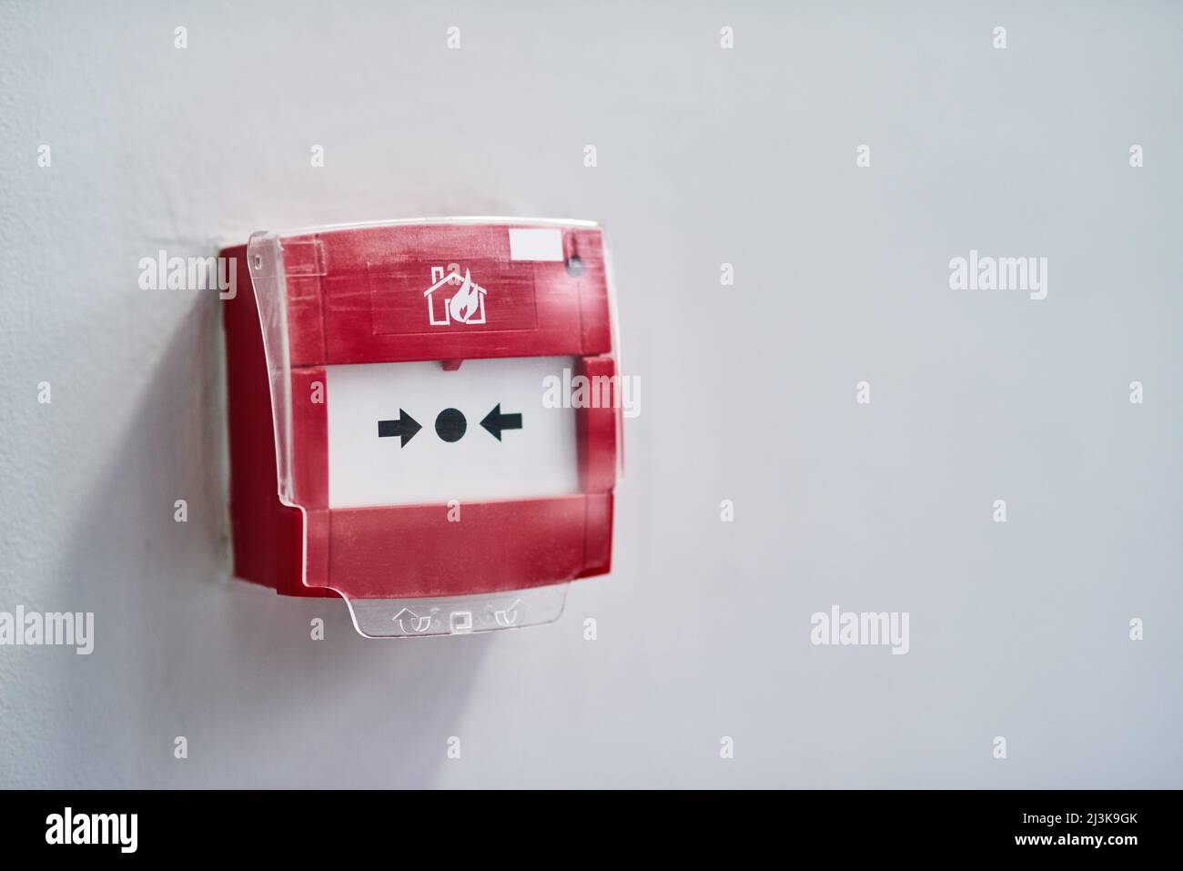Alarm auslösen. Aufnahme eines Feueralarms an einer Wand. Stockfoto