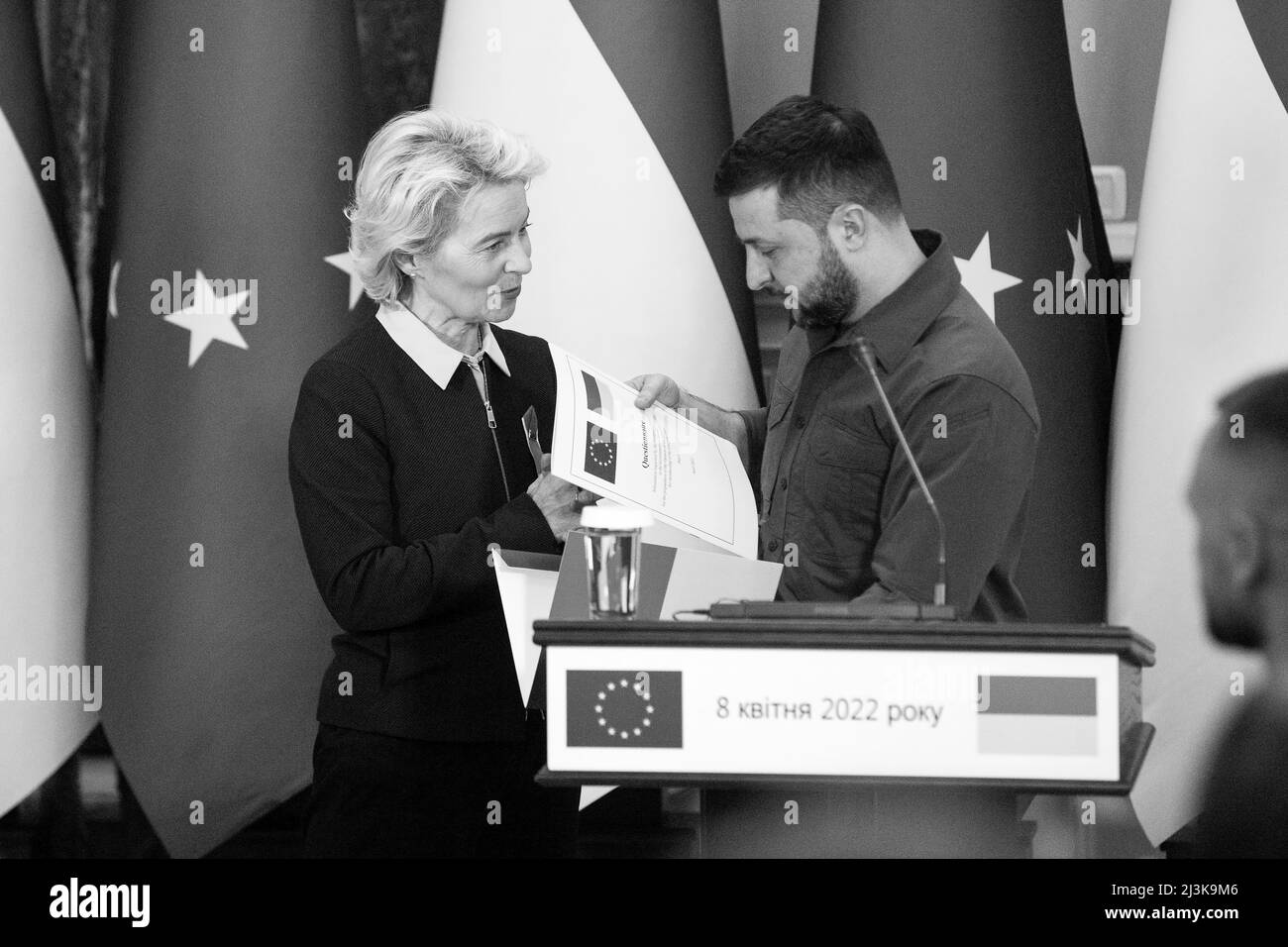 Ursula von der Leyen, Präsidentin der Europäischen Kommission, und Volodymyr Zelensky. Die Präsidentin der Europäischen Kommission Ursula von der Leyen und die hohe Vertreterin der EU für Außen- und Sicherheitspolitik Josep Borrell trafen sich mit dem ukrainischen Präsidenten Wolodymyr Zelensky in Kiew, Ukraine. Präsident Zelensky dankte der Europäischen Union für die politische, finanzielle und militärische Unterstützung der Ukraine und forderte die EU auf, die russische Föderation weiterhin zu sanktionieren, bis sie ihre aggressiven Absichten aufgibt. Stockfoto