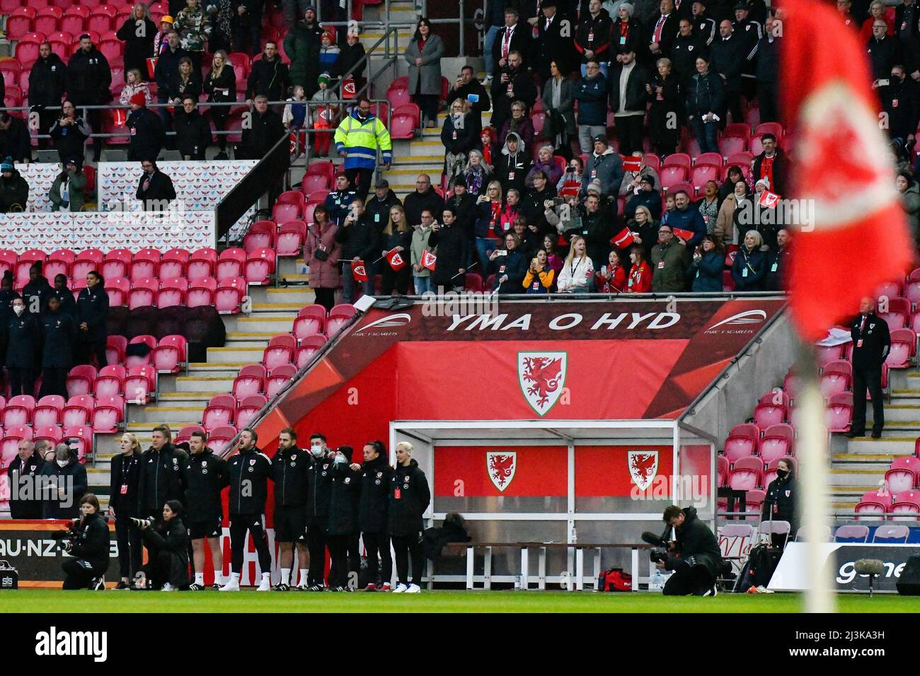 Llanelli, Wales. 8. April 2022. Das Team der Wales Women's Coaching-Mitarbeiter für die National Anthems vor dem Spiel der FIFA Women's World Cup Qualifier Group I zwischen den Wales Women und den France Women am 8. April 2022 im Parc y Scarlets in Llanelli, Wales, Großbritannien. Quelle: Duncan Thomas/Majestic Media. Stockfoto