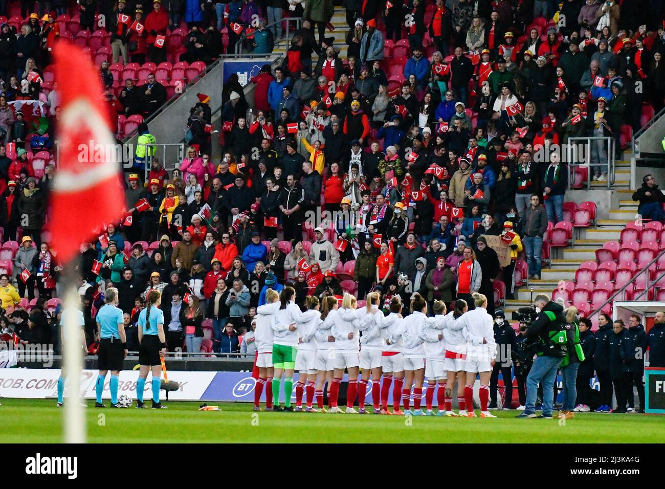 Llanelli, Wales. 8. April 2022. Die Mannschaft der Wales Women's Line-up für die National Anthems vor dem Spiel der FIFA Women's World Cup Qualifier Group I zwischen den Wales Women und den France Women am 8. April 2022 in Parc y Scarlets in Llanelli, Wales, Großbritannien. Quelle: Duncan Thomas/Majestic Media. Stockfoto