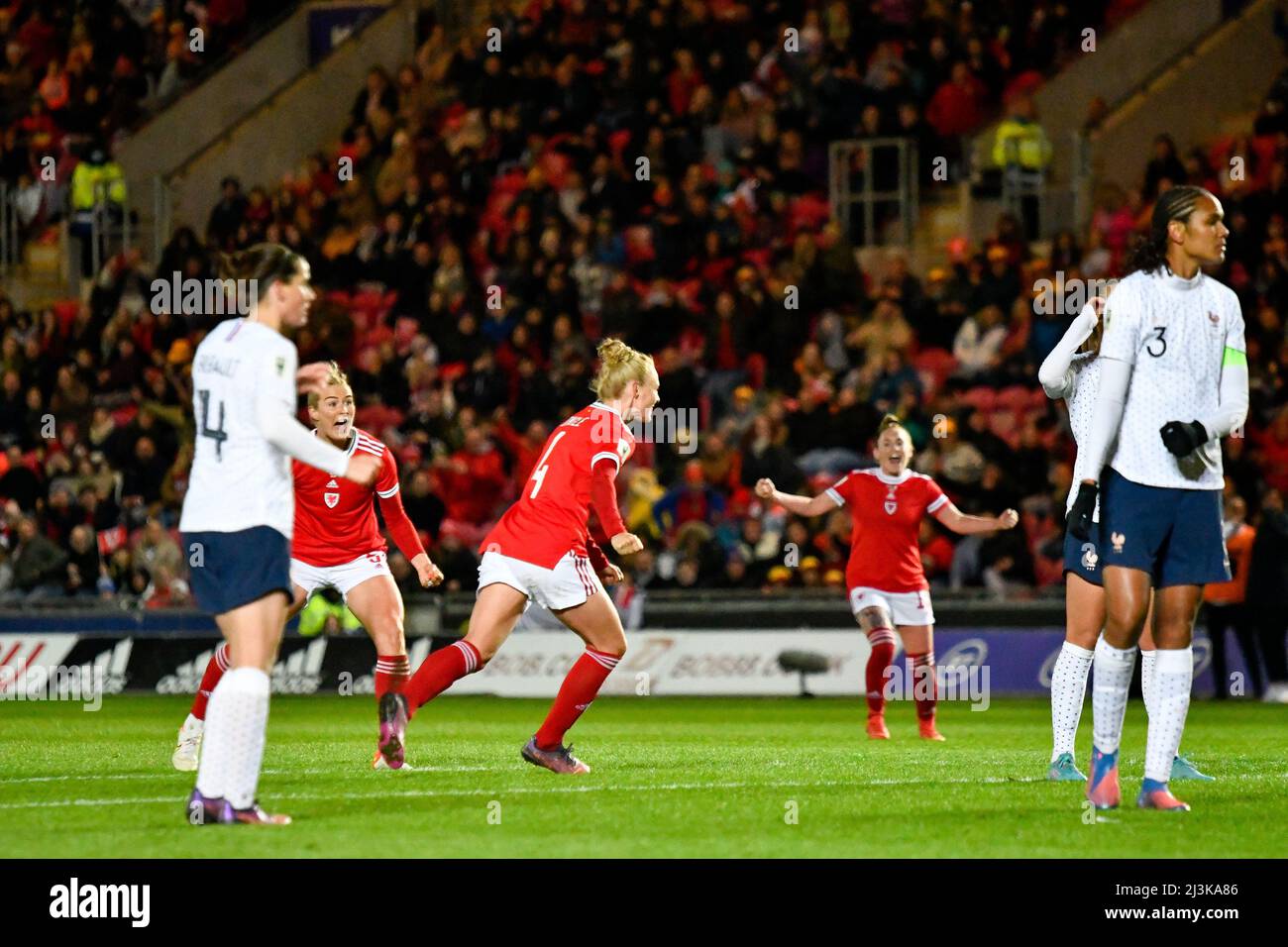 Llanelli, Wales. 8. April 2022. Sophie ingle von Wales Women erzielt am 8. April 2022 beim Spiel der FIFA Frauen-Weltmeisterschaft der Qualifikationgruppe I zwischen Wales Women und France Women im Parc y Scarlets in Llanelli, Wales, Großbritannien, das Tor ihrer Spielmannschaft. Quelle: Duncan Thomas/Majestic Media. Stockfoto