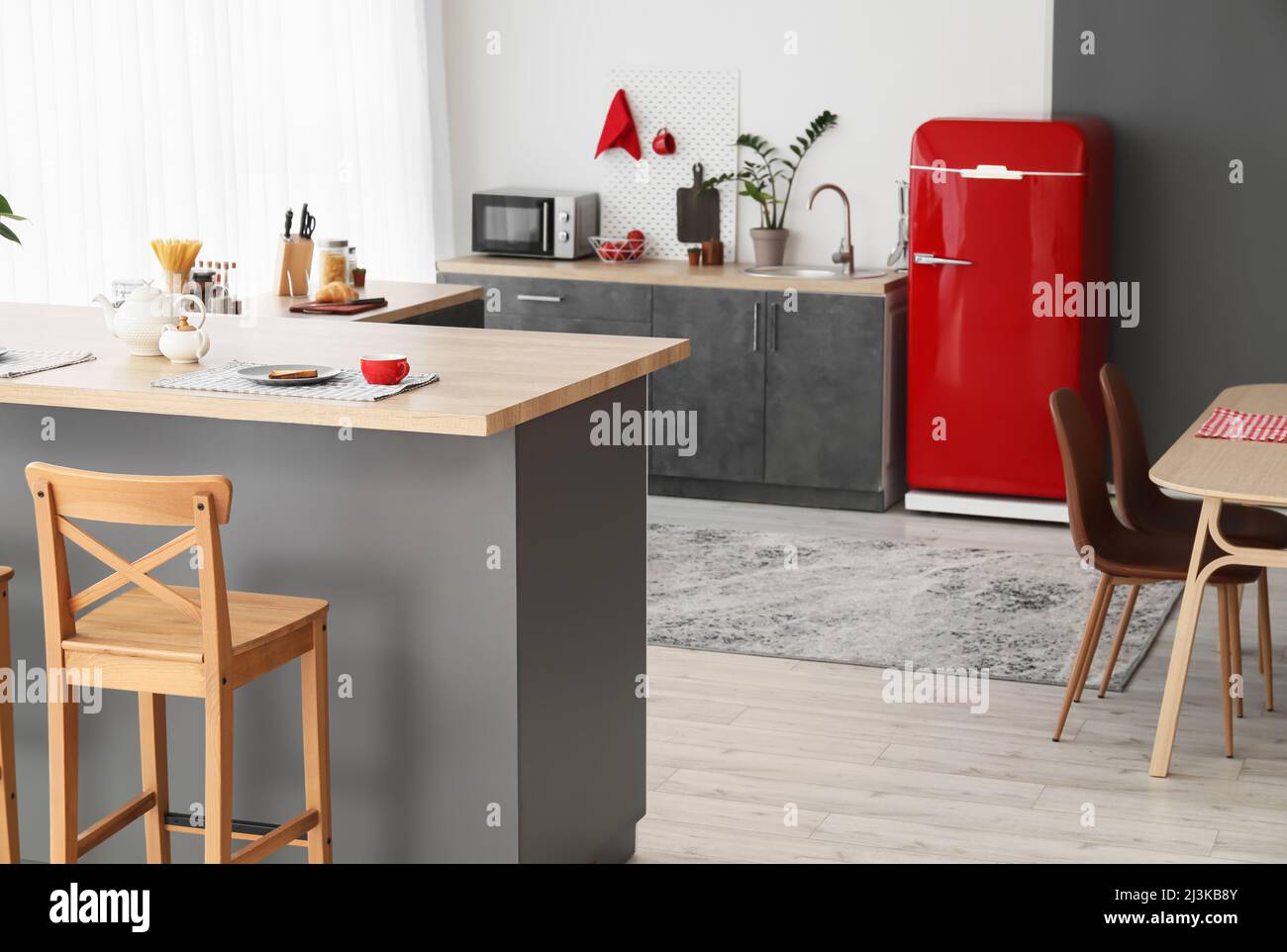 Leckeres Frühstück auf dem Tisch in der modernen Küche Stockfoto