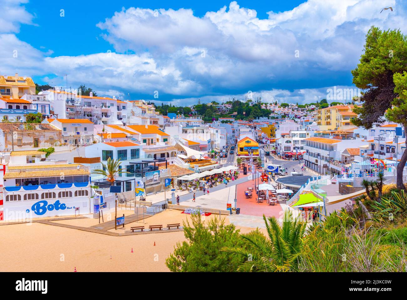 Carvoeiro, Portugal, 19. Juni 2021: Die Menschen schlendern zum Strand Praia de Carvoeiro in Portugal. Stockfoto