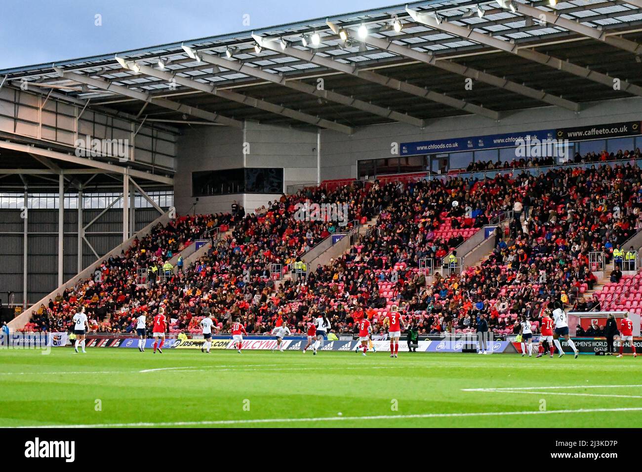 Llanelli, Wales. 8. April 2022. Die walisischen Fußballfans während des FIFA Women's World Cup Qualifier Group I-Spiels zwischen den Frauen aus Wales und Frankreich am 8. April 2022 im Parc y Scarlets in Llanelli, Wales, Großbritannien. Quelle: Duncan Thomas/Majestic Media. Stockfoto