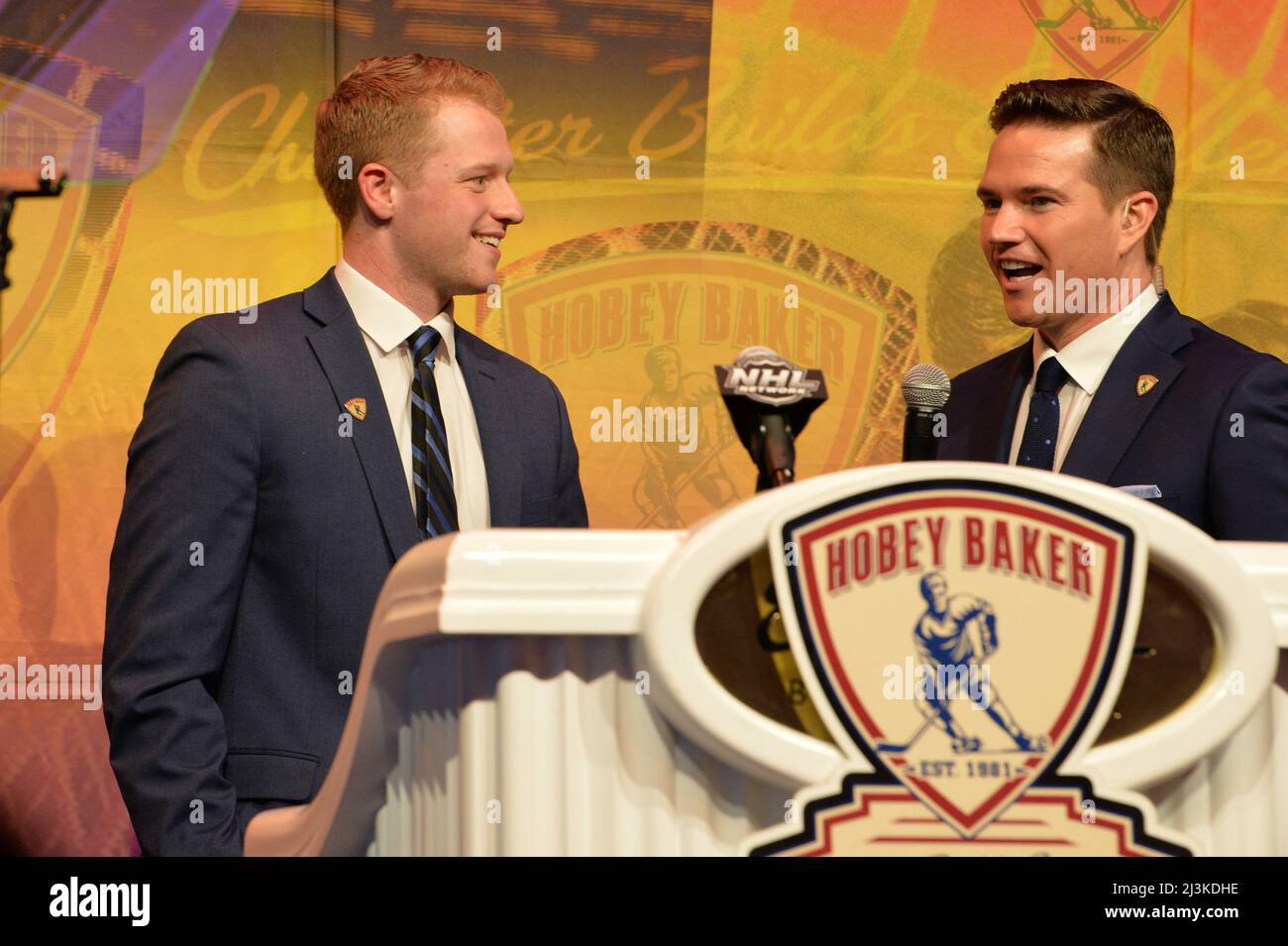 Boston, MA, USA. 08. April 2022. Goalie Dryden McKay der Minnesota State University lächelt nach dem Gewinn der Hobey Baker Award Trophäe während des Hobey Baker Award im Encore Boston Harbor in Boston, MA. Patrick Green/CSM/Alamy Live News Stockfoto