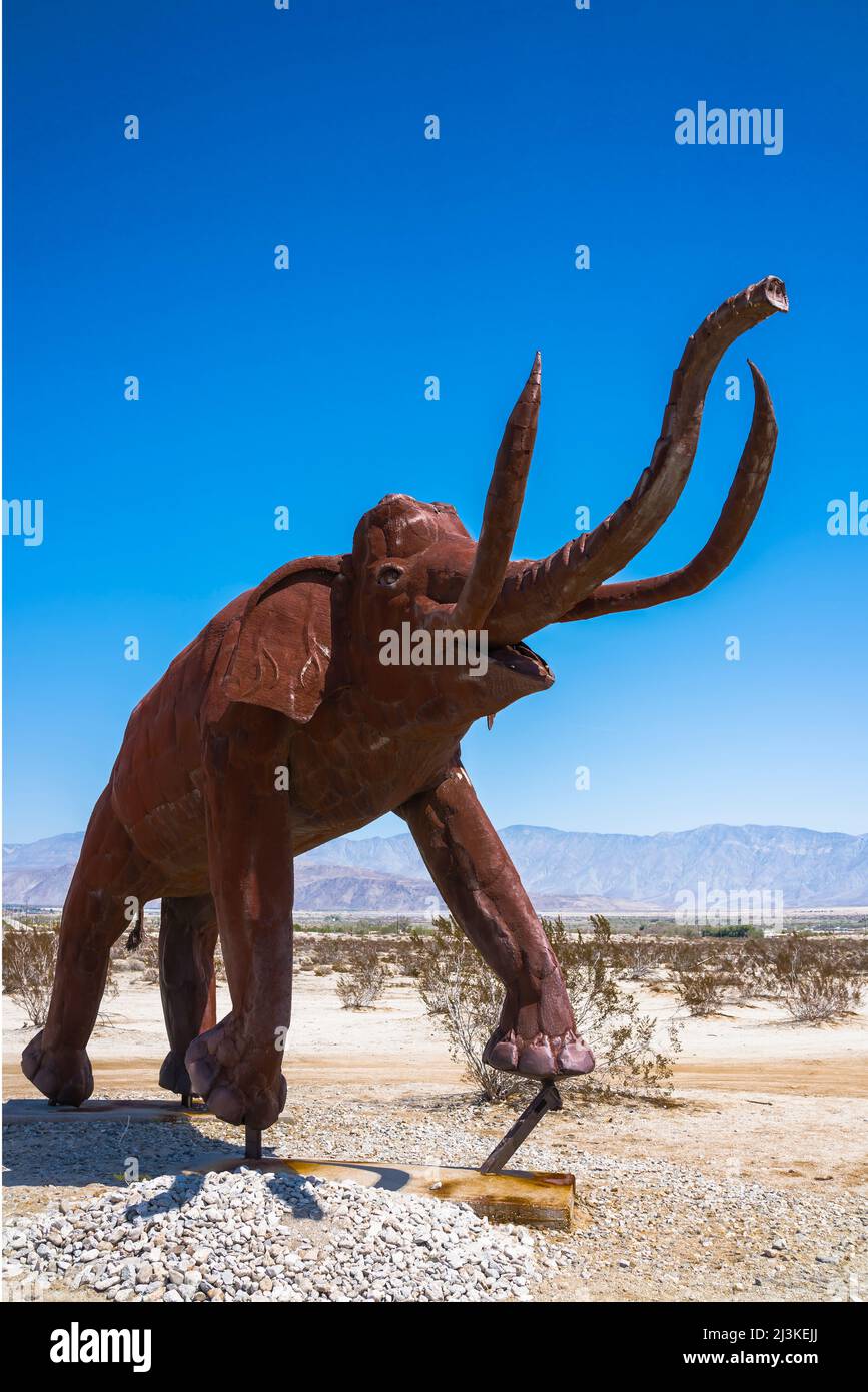 Columbian Mammoth (Mammuthus columbi) geschweißte Stahlskulptur des Bildhauers Ricardo Breceda in den Galleta Meadows in Borrego Springa, Kalifornien in der Stockfoto