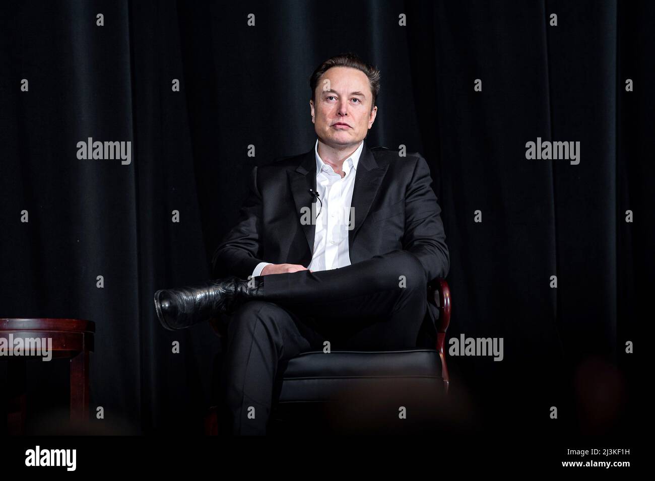 U.S. AIR FORCE ACADEMY, Colorado -- Elon Musk, Chief Executive Officer von Tesla Inc., spricht mit LT. General Richard Clark, Superintendent der U.S. Air Force Academy, während der Ira C. Eaker Distinguished Speaker Präsentation in der Arnold Hall der Academy am 7. April 2022 in Colorado Springs, Colorado (USA) Luftwaffe Foto von Trevor cokley) Stockfoto