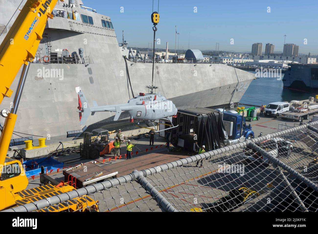 220407-N-ZS023-1010 MARINESTÜTZPUNKT SAN DIEGO (7. April 2022) ein unbemannter autonomer MQ-8C Fire Scout Hubschrauber, der an den „Wildcards“ des Helicopter Sea Combat Squadron (HSC) 23 befestigt ist, fährt an Bord des Independence-Variant Littoral Combat Ship USS Montgomery (LCS 8), um sich auf eine bevorstehende Übung vorzubereiten. LCS ist eine schnelle, agile, missionskorremierte Plattform, die für den Einsatz in Küstenumgebungen entwickelt wurde und sich gegen Küstenbedrohungen aus dem 21.. Jahrhundert ausspioniert. LCS unterstützt die Vorwärtspräsenz, die Sicherheit im Seeverkehr, die Seekontrolle und die Abschreckung. (USA Navy Foto von Mass Communication Specialist 2. Class Vance Stockfoto