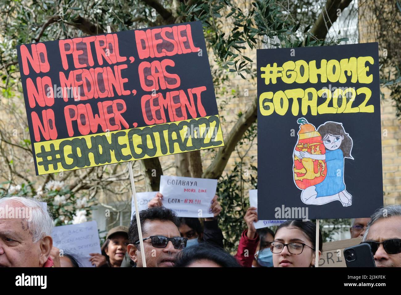 London, Großbritannien, 8.. April 2022. Die Sri-lankische Diaspora demonstrierte vor der Hohen Kommission zur Unterstützung ihrer Mitbürger, nachdem der Mangel an Kraftstoff, Nahrungsmitteln, Medikamenten und Gas Massenproteste in der südasiatischen Nation ausgelöst hatte. Die Demonstranten forderten auch den Rücktritt von Präsident Gotabaya Rajapaksa, da eine Wirtschaftskrise Sri Lanka mit der Überzeugung in den Griff bekommen hat, dass Finanzmisswirtschaft und Korruption innerhalb der Regierung die Situation verschlimmert haben. Kredit: Elfte Stunde Fotografie/Alamy Live Nachrichten Stockfoto