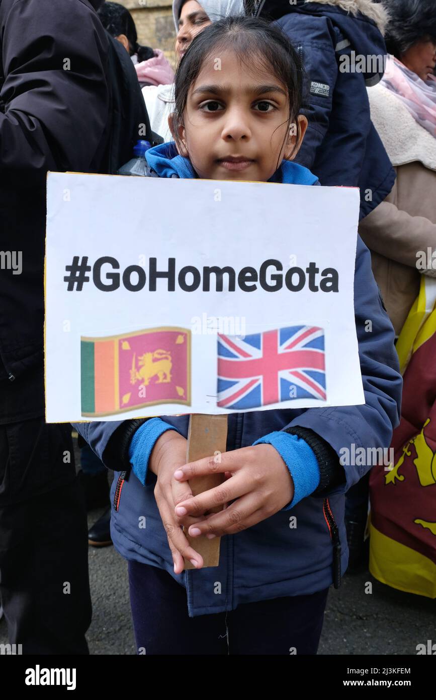 London, Großbritannien, 8.. April 2022. Die Sri-lankische Diaspora demonstrierte vor der Hohen Kommission zur Unterstützung ihrer Mitbürger, nachdem der Mangel an Kraftstoff, Nahrungsmitteln, Medikamenten und Gas Massenproteste in der südasiatischen Nation ausgelöst hatte. Die Demonstranten forderten auch den Rücktritt von Präsident Gotabaya Rajapaksa, da eine Wirtschaftskrise Sri Lanka mit der Überzeugung in den Griff bekommen hat, dass Finanzmisswirtschaft und Korruption innerhalb der Regierung die Situation verschlimmert haben. Kredit: Elfte Stunde Fotografie/Alamy Live Nachrichten Stockfoto
