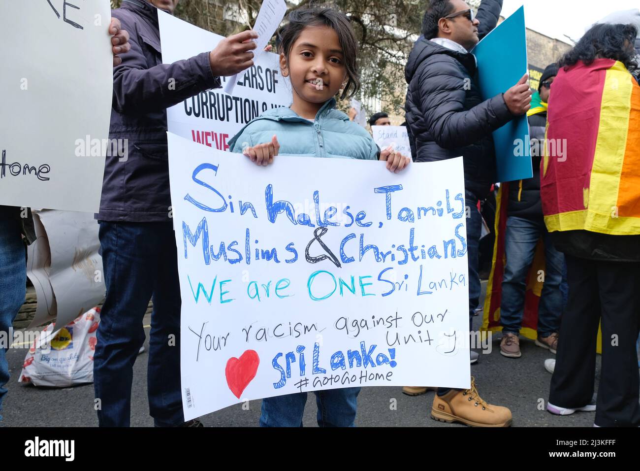 London, Großbritannien, 8.. April 2022. Die Sri-lankische Diaspora demonstrierte vor der Hohen Kommission zur Unterstützung ihrer Mitbürger, nachdem der Mangel an Kraftstoff, Nahrungsmitteln, Medikamenten und Gas Massenproteste in der südasiatischen Nation ausgelöst hatte. Die Demonstranten forderten auch den Rücktritt von Präsident Gotabaya Rajapaksa, da eine Wirtschaftskrise Sri Lanka mit der Überzeugung in den Griff bekommen hat, dass Finanzmisswirtschaft und Korruption innerhalb der Regierung die Situation verschlimmert haben. Kredit: Elfte Stunde Fotografie/Alamy Live Nachrichten Stockfoto