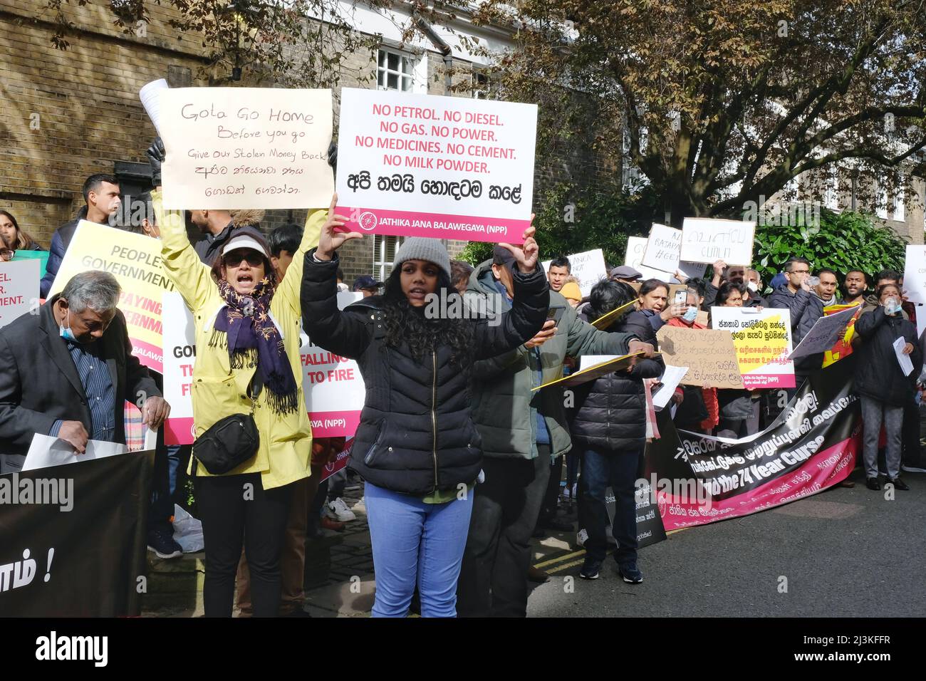 London, Großbritannien, 8.. April 2022. Die Sri-lankische Diaspora demonstrierte vor der Hohen Kommission zur Unterstützung ihrer Mitbürger, nachdem der Mangel an Kraftstoff, Nahrungsmitteln, Medikamenten und Gas Massenproteste in der südasiatischen Nation ausgelöst hatte. Die Demonstranten forderten auch den Rücktritt von Präsident Gotabaya Rajapaksa, da eine Wirtschaftskrise Sri Lanka mit der Überzeugung in den Griff bekommen hat, dass Finanzmisswirtschaft und Korruption innerhalb der Regierung die Situation verschlimmert haben. Kredit: Elfte Stunde Fotografie/Alamy Live Nachrichten Stockfoto