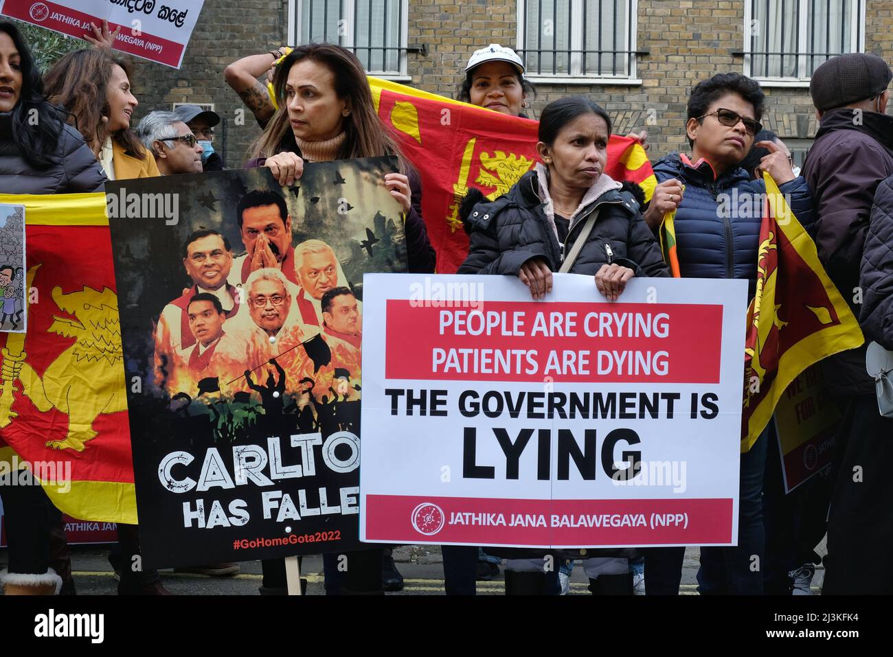 London, Großbritannien, 8.. April 2022. Die Sri-lankische Diaspora demonstrierte vor der Hohen Kommission zur Unterstützung ihrer Mitbürger, nachdem der Mangel an Kraftstoff, Nahrungsmitteln, Medikamenten und Gas Massenproteste in der südasiatischen Nation ausgelöst hatte. Die Demonstranten forderten auch den Rücktritt von Präsident Gotabaya Rajapaksa, da eine Wirtschaftskrise Sri Lanka mit der Überzeugung in den Griff bekommen hat, dass Finanzmisswirtschaft und Korruption innerhalb der Regierung die Situation verschlimmert haben. Kredit: Elfte Stunde Fotografie/Alamy Live Nachrichten Stockfoto