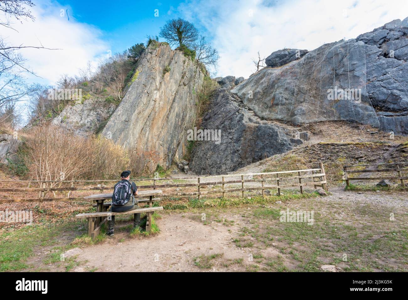 Sitzbereich, in der Nähe des großen beeindruckenden hohen Kalksteinfelsen- und Klippenvorgebirges, beeindruckendes Wahrzeichen von South Wales, das von Felskletterern genutzt wird, auf der Sychryd w Stockfoto
