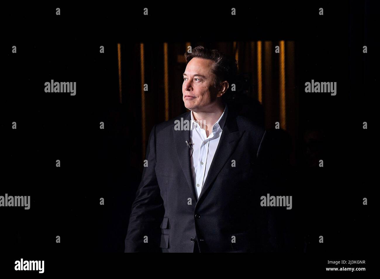 U.S. AIR FORCE ACADEMY, COLORADO -- Elon Musk, Chief Executive Officer von Tesla Inc., tritt auf die Bühne, nachdem er von LT. General Richard Clark, Superintendent der US Air Force Academy, während der Ira C. Eaker Distinguished Speaker Präsentation in der Arnold Hall der Academy am 7. April 2022 in Colorado Springs, Colorado (USA), vorgestellt wurde Luftwaffe Foto von Trevor cokley) Stockfoto