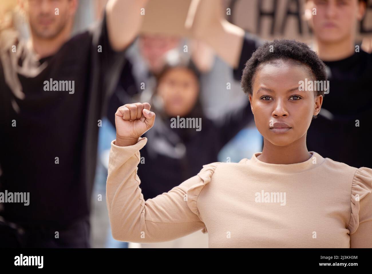 Der Sache gewidmet. Aufnahme einer jungen Frau mit solidarischer Faust bei einem marsch. Stockfoto