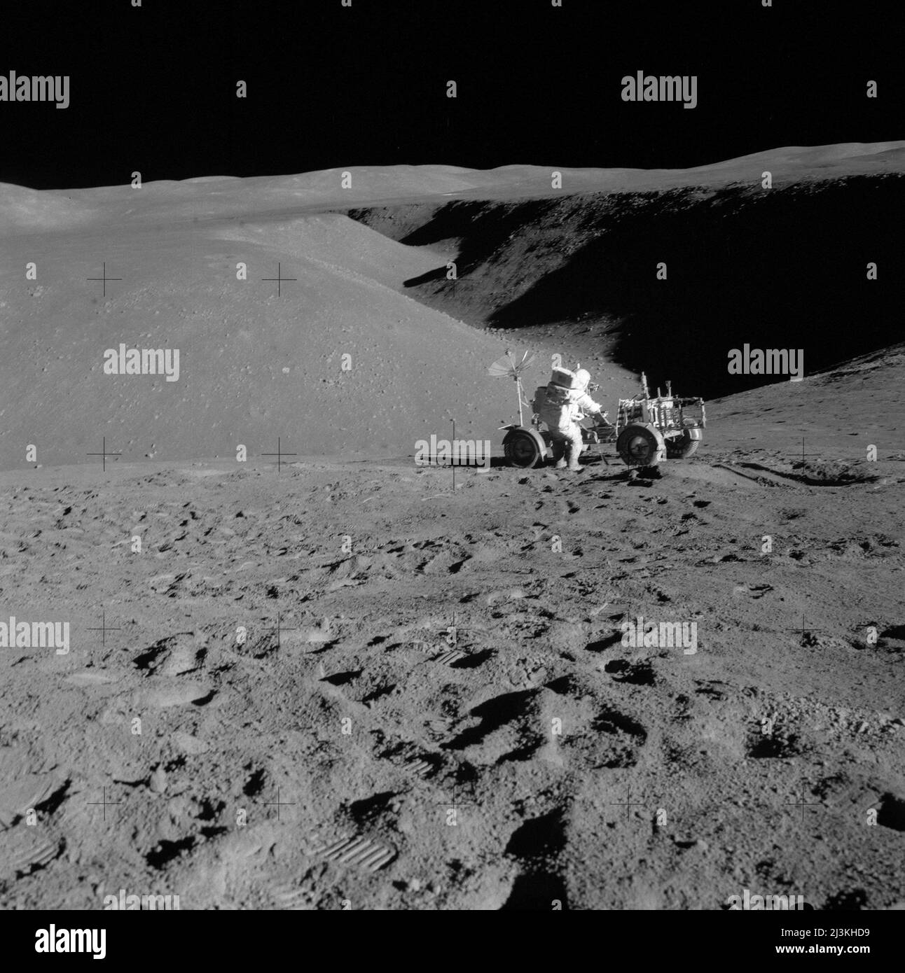 Astronaut David Scott arbeitet mit dem Lonar Rover in Hadley Rille, dem Landeplatz von Apollo 15 Stockfoto