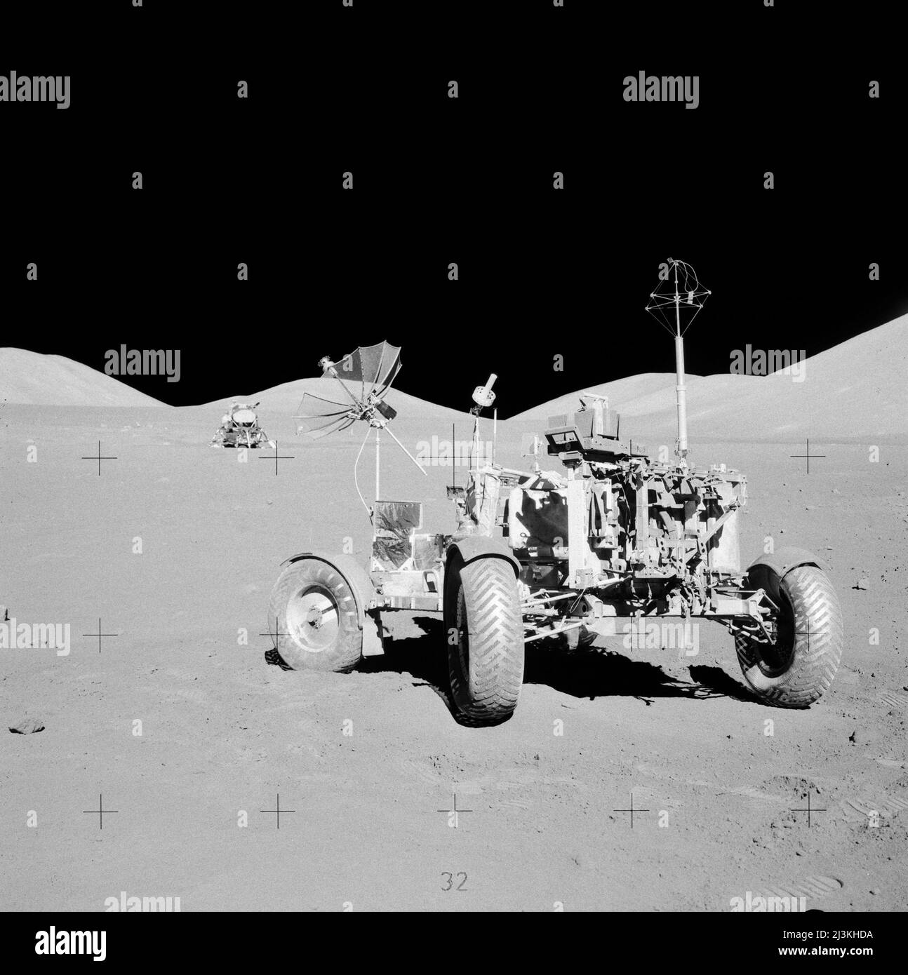 Apollo 17 Lunar Roving Vehicle, als es schließlich auf dem Mond geparkt wurde. Der Surface Electrical Properties (SEP) Experimentempfänger ist die Antenne auf der rechten Rückseite des Fahrzeugs Stockfoto