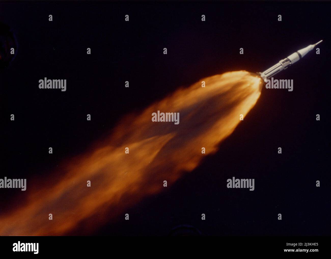 Die fünf F-1-Triebwerke der riesigen Apollo 7/Saturn V-Rakete hinterlassen eine gigantisches Flammenmeer am Himmel über dem Kennedy Space Center Sekunden nach dem Start. Oktober 11 1968 Stockfoto