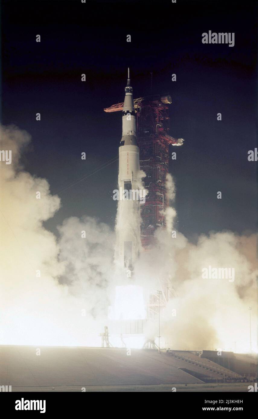 Die riesige, 363 Meter hohe Apollo-17-Rakete wird vom Kennedy Space Center aus gestartet. Dez 7 1972. Stockfoto