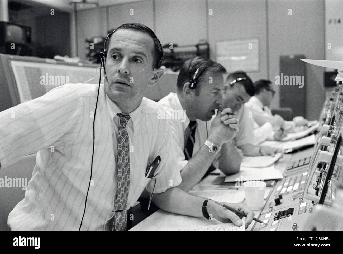 CAPCOM Charles Duke (links), mit den Backup-Besatzungen Jim Lovell und Fred Haise, die während des Abstiegs von Apollo 11 mithörten Stockfoto