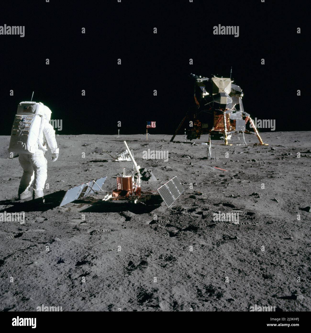 Astronaut Buzz Aldrin neben dem Passiv-seismischen Experimentpaket mit Eagle im Hintergrund während der historischen Apollo 11-Mission. Stockfoto