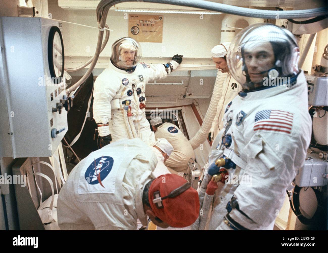 Innenansicht des Weißen Raums auf dem Pad B, Launch Complex 39, Kennedy Space Center, zeigt die Vorbereitungen für das Einsetzen der Apollo 10-Besatzung in ihr Raumschiff während des Pre-Relaunch-Countdowns. Im Hintergrund ist Astronaut Thomas Stafford, Kommandant. Astronaut Eugene Cernan, Mondmodulpilot, steht im rechten Vordergrund. Stockfoto