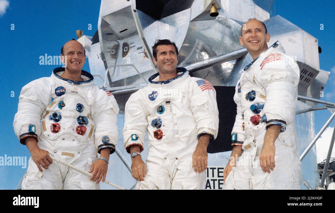 Porträt der Hauptmannschaft der Mondlandemission Apollo 12. Von links nach rechts sind es: Commander, Charles 'Pete' Conrad; Kommandomodulpilot, Richard Gordon; und Lunar Modulpilot, Alan Bean. Stockfoto