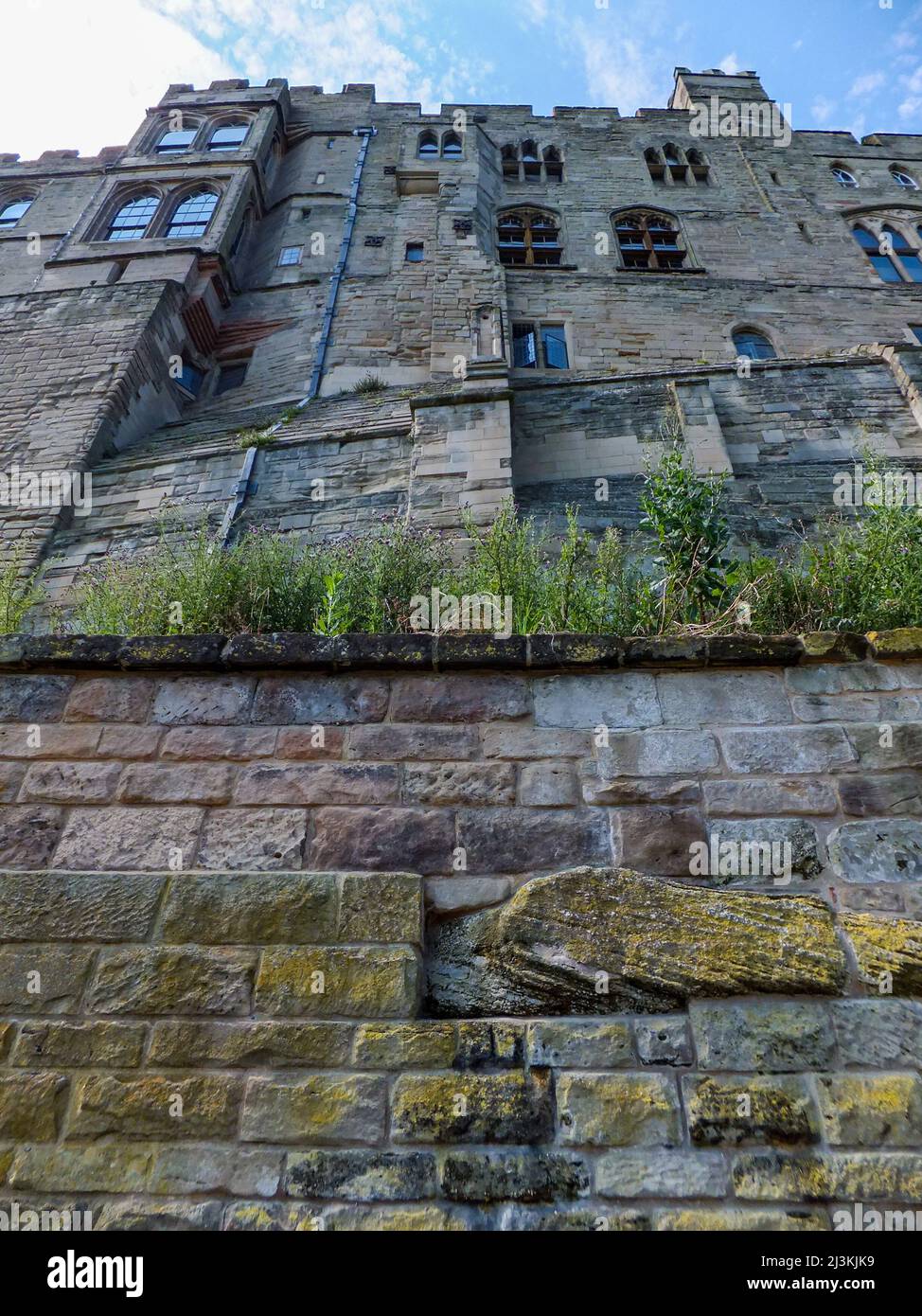Die schieren Außenwände des mittelalterlichen Warwick Castle in Warwickshire, England, Großbritannien. Stockfoto