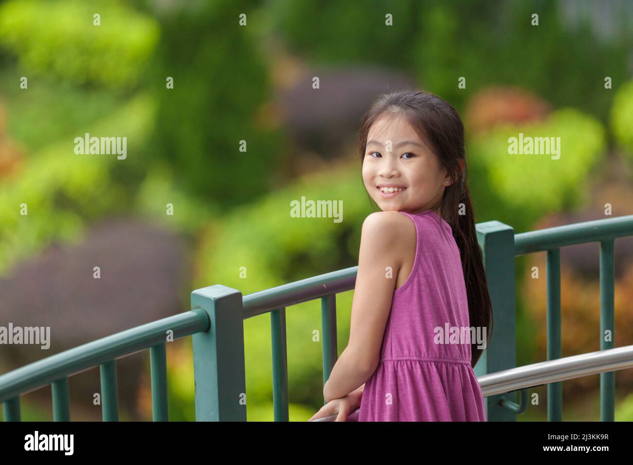 Porträt eines jungen Mädchens in rosa Kleid; Hongkong, China Stockfoto