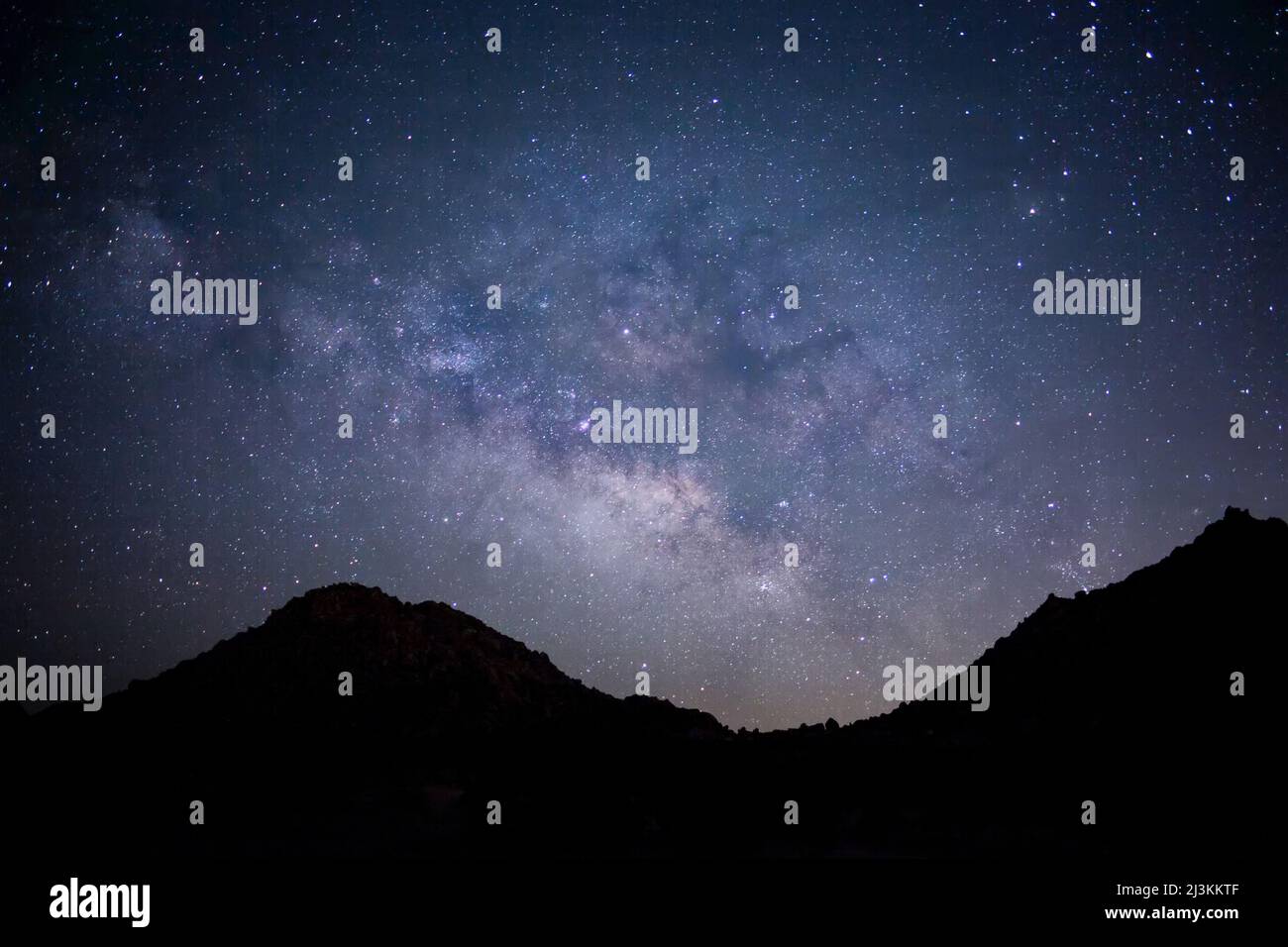 Die Milchstraße erhebt sich über dem Horizont in Joshua Tree. Stockfoto