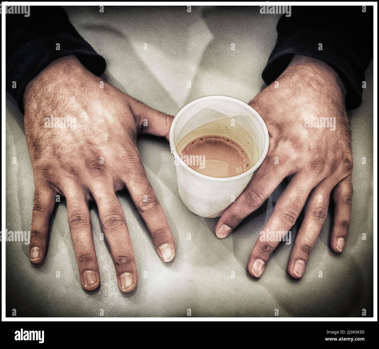 Hände und Kaffeetasse Stockfoto