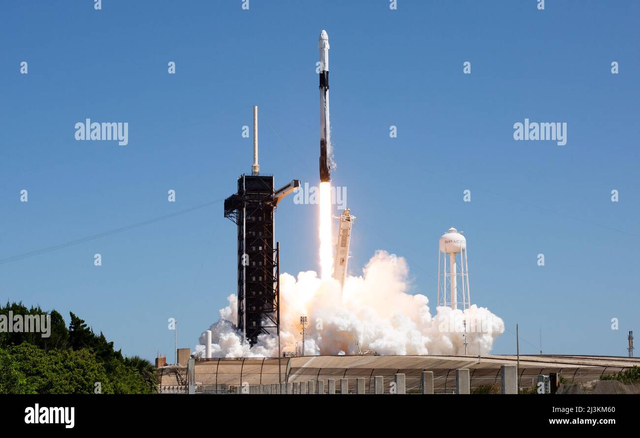 KENNEDY SPACE CENTER - 06. April 2022 - die NASA-Rakete Space Launch System (SLS) mit der Orion-Sonde an Bord ist auf einem mobilen Raketenwerfer in Laun zu sehen Stockfoto